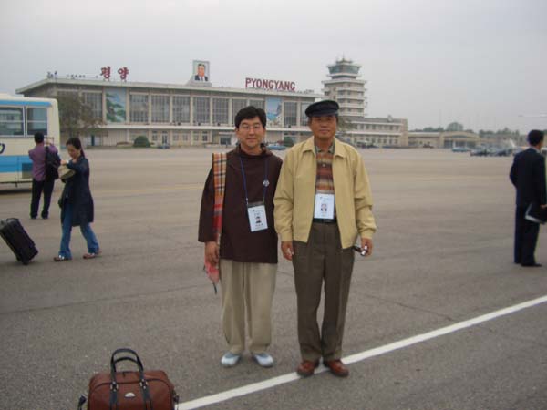 2005년 10월 13일 평양 순앙공항에서 천주교 '작은형제회' 석일웅 수사와 함께. 