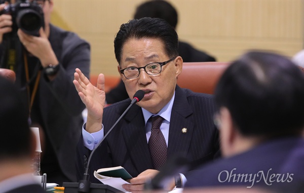 박지원 국민의당 의원이 10일 오전 감사원에서 열린 국회 법사위 국정감사에서 질의하고 있다.