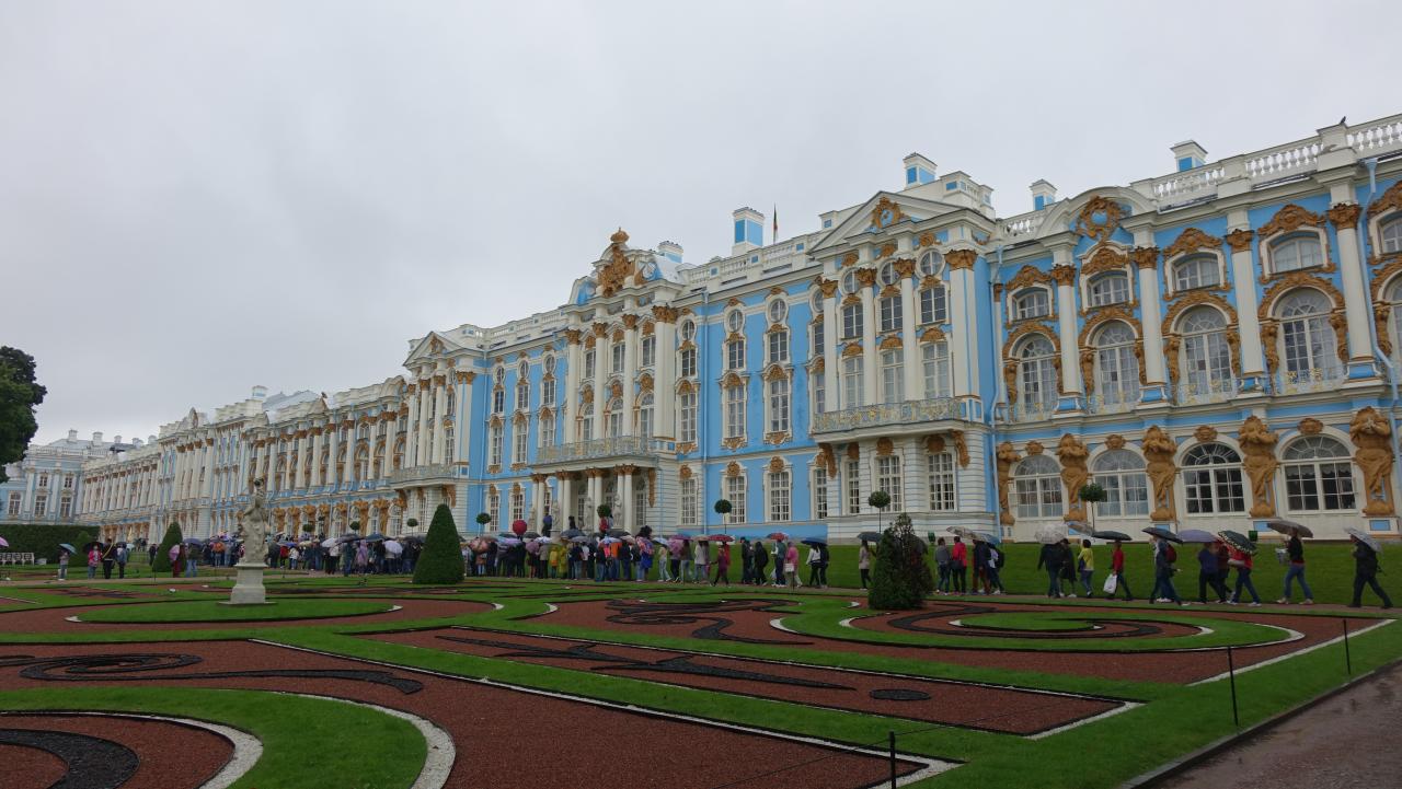 건물 길이만 해도 306미터에 달하고 55개의 방이 있으며, 궁전 앞에는 프랑스식 정원이 펼쳐져 있다.  