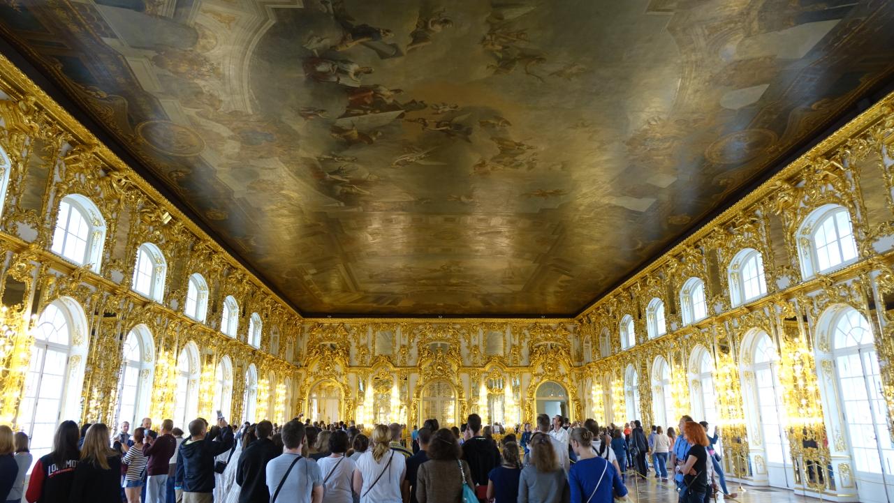 천정의 이콘화와 사방의 금박 장식이 눈부시다. 예카테리나 궁전에서 가장 유명한 곳은 호박방이지만 그곳은 촬영이 금지되어 있다. 기대 때문인지 호박방을 실제로 보았을 때 조금 실망스러웠다. 