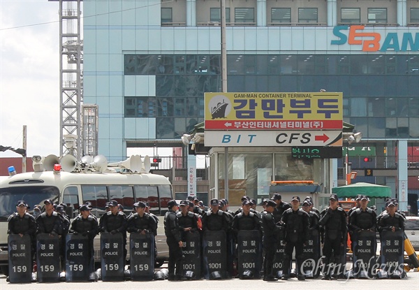 민주노총 공공운수노조 화물연대가 10일부터 총파업에 들어간 가운데 이날 오전 부산 감만부두 앞에서 경찰 병력이 경비를 서고 있다. 