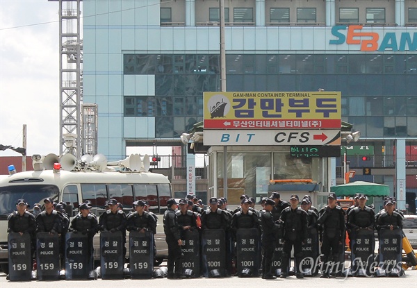  민주노총 공공운수노조 화물연대가 10일부터 총파업에 들어간 가운데 이날 오전 부산 감만부두 앞에서 경찰 병력이 경비를 서고 있다. 