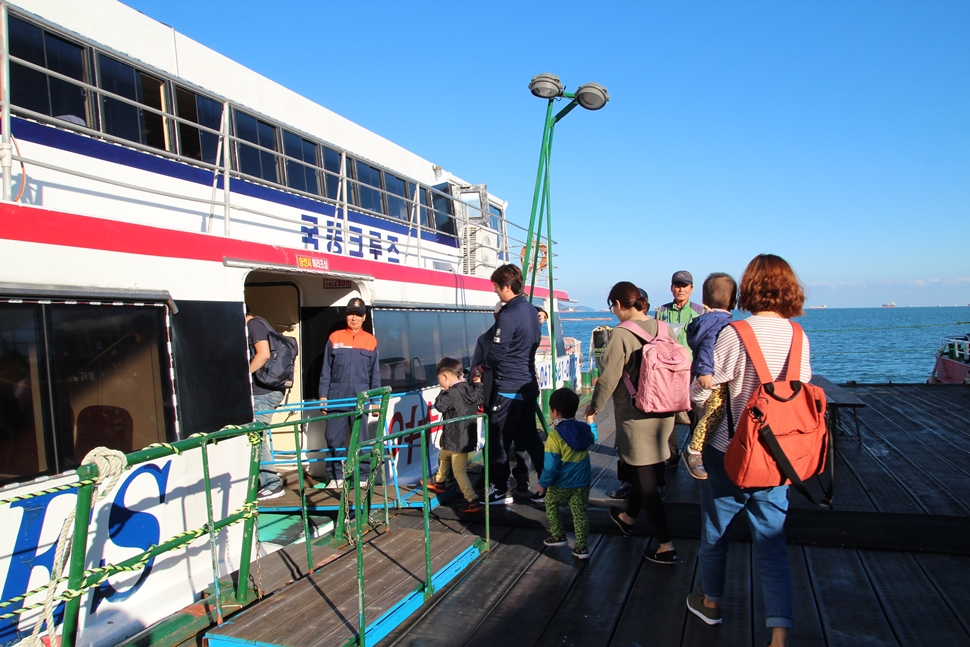 행락객들이 오동도크루즈(국동크루즈) 유람선에 승선하고 있다.
