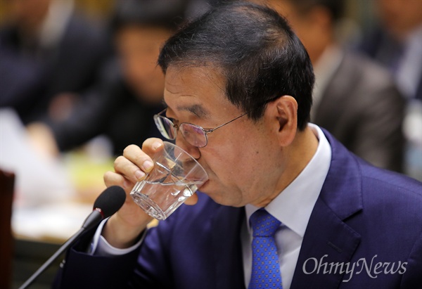 박원순 서울시장이 11일 오전 서울시청에서 열린 국회 국토교통위 국정감사에 앞서 물을 마시고 있다.