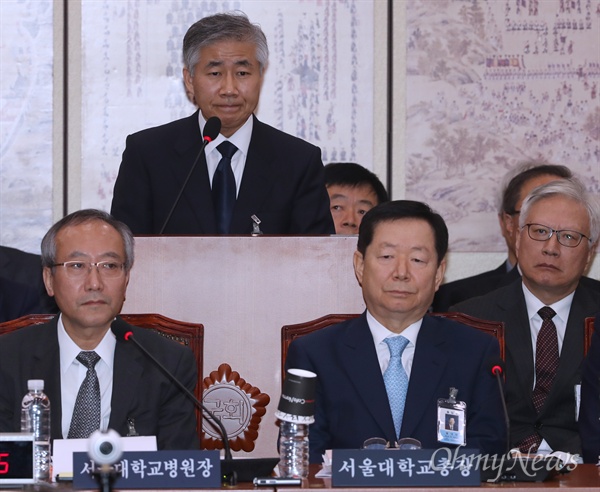 고 백남기 농민의 주치의 백선하 교수가 11일 국회에서 열린 교육문화체육관광위원회의 국정감사에 출석해 "사망진단서 작성에 어떤 외부 압력도 작용하지 않았으며, 이를 수정할 생각도 없다"고 답했다. 앞줄 왼쪽은 서창석 서울대병원장.