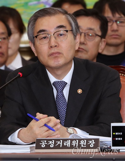 국감받는 정재찬 공정거래위원장 정재찬 공정거래위원장이 11일 국회에서 열린 정무위원회 국정감사에서 의원들의 질의에 답변하고 있다.