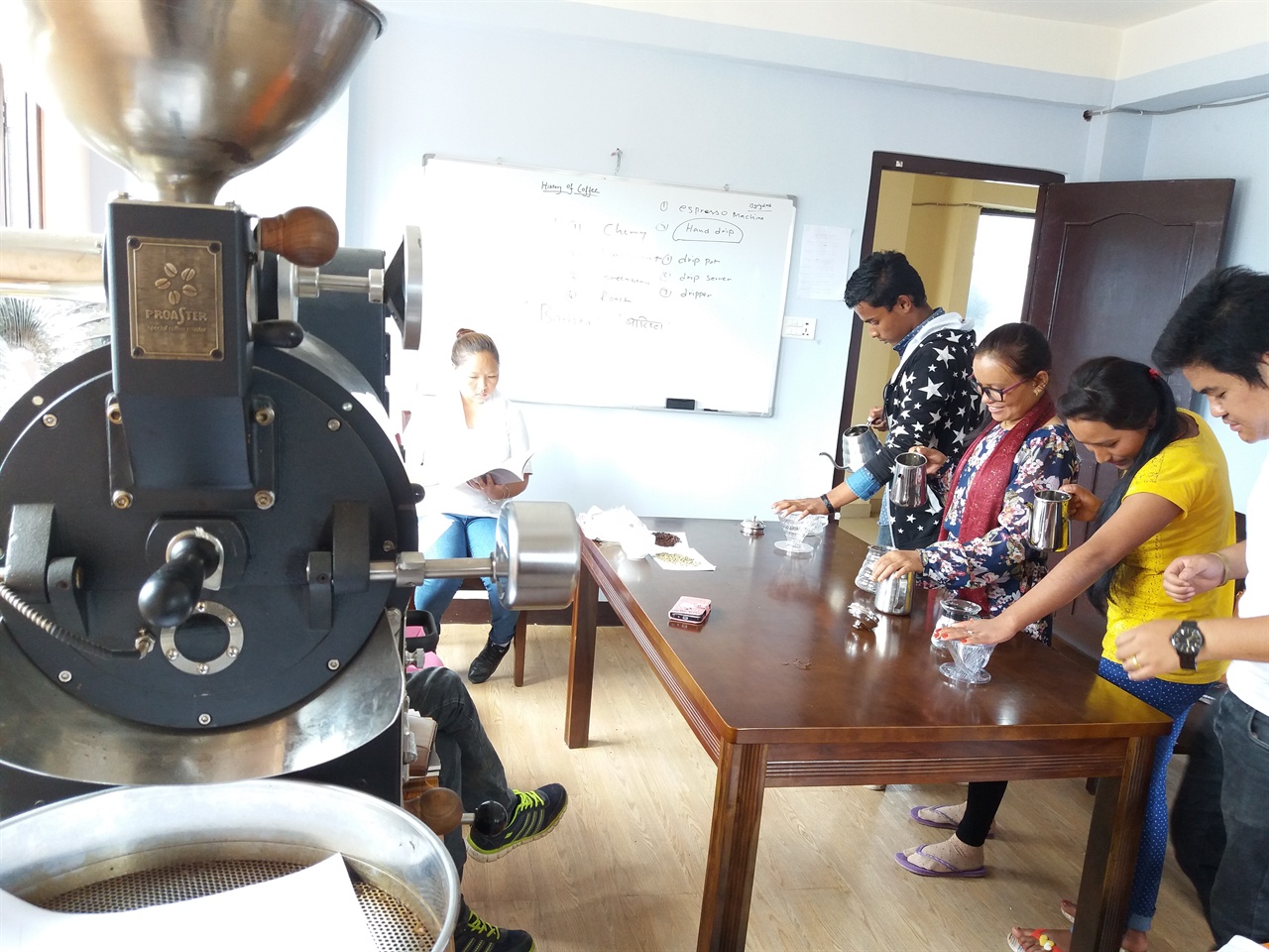 버스로 12시간 이상 떨어진 공정무역 커피 생산지 바글룽지역에서 온 바리스타 수강생들. 이들은 마을 카페에 채용되고, 커피 판매 수익금은 마을공동체를 위해 사용할 예정이다.