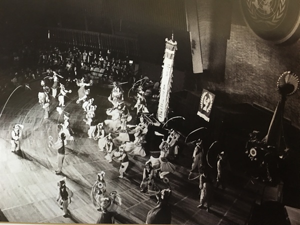 리틀앤젤스 1973년 유엔본부 공연 장면.