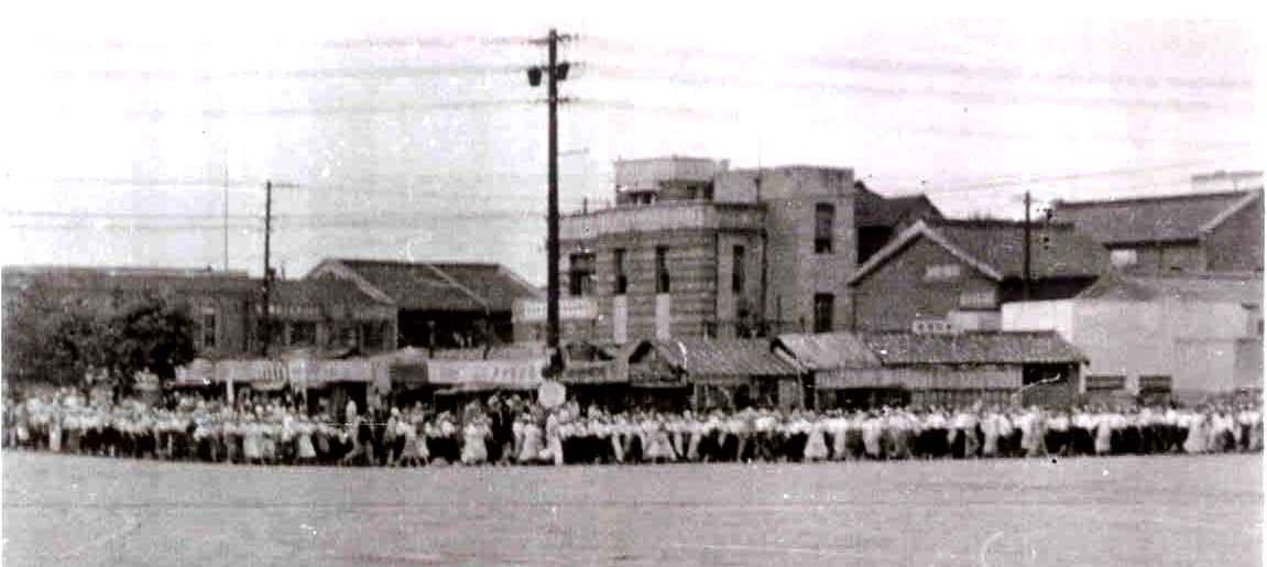 1946년 10월 대구에서 시위를 하고 있는 시민들. 
