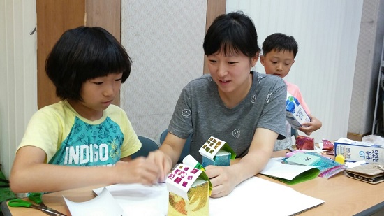   김윤아양과 윤혜연씨가 에너지를 만드는 우리집 모형을 같이 만들고 있다. 