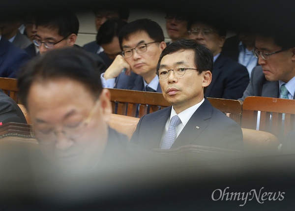 이승철 전국경제인연합회 상근부회장이 12일 오전 서울 여의도 국회에서 열린 기획재정부, 국세청 등에 대한 국회 기획재정위원회 국정감사에서 미르·K스포츠 재단이 정권 실세들의 외압으로 설립 되지 않았냐는 야당 의원들의 질의에 "검찰 수사 중이라 답변 어렵다"라는 답만 되풀이 했다.