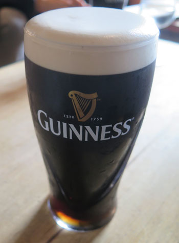 아일랜드 휴양도시 킨세일에서 가장 유명한 ‘BULman’ Bar에서 마신 기네스 맥주. 흑맥주의 본고장에서 마신 기네스는 부드럽고 달콤하고 촉촉했다.