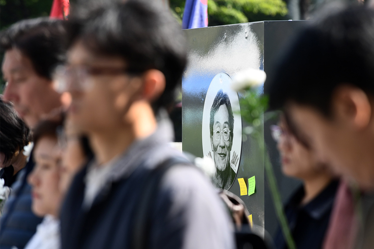  12일 오전 서울 종로구 보신각 앞 광장에는 고(故) 백남기 농민 ‘애도와 추모의 벽’ 이 설치되었다. ‘애도와 추모의 벽’ 은 서울대병원 장례식장까지 갈 수 없는 시민들이 추모의 마음을 표현할 수 있도록 제작했으며 한 달간 운영될 예정이다.