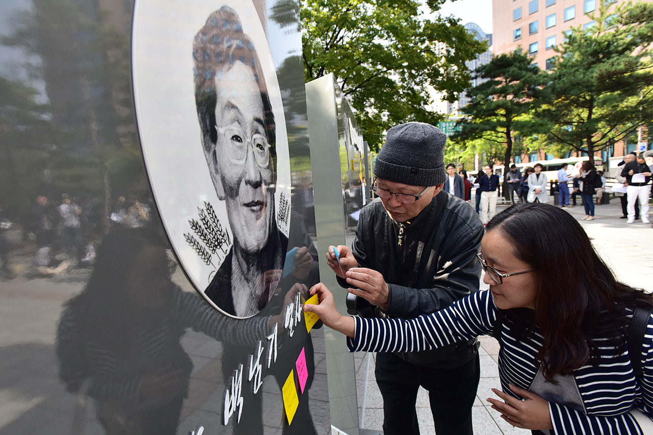  12일 오전 서울 종로구 보신각 앞 광장에는 고(故) 백남기 농민 ‘애도와 추모의 벽’ 이 설치되었다. ‘애도와 추모의 벽’ 은 서울대병원 장례식장까지 갈 수 없는 시민들이 추모의 마음을 표현할 수 있도록 제작했으며 한 달간 운영될 예정이다.