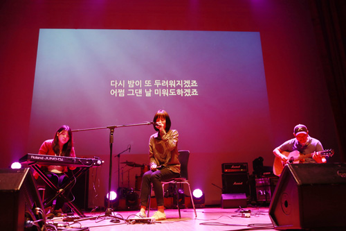  2회 인천평화창작가요제 본선에서 노래하는 밴드 ‘단식광대’.