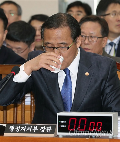 홍윤식 행정자치부 장관이 12일 국회에서 열린 안전행정위원회 국정감사에서 답변도중 물을 마시고 있다. 