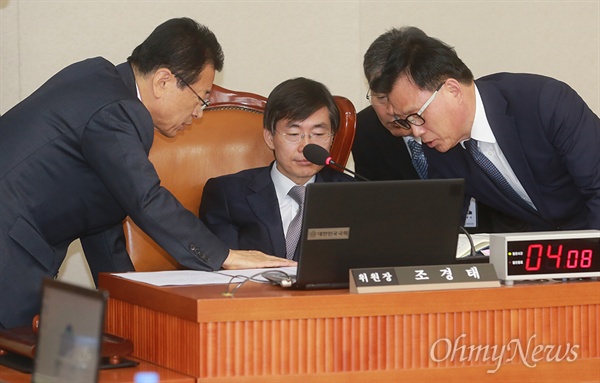 12일 오전 서울 여의도 국회에서 열린 기획재정부, 국세청 등에 대한 국회 기획재정위원회 국정감사에서 조경태 기재위원장과 이현재 새누리당 간사, 박광온 더불어민주당 간사가 이승철 전국경제인연합회 상근부회장의 답변 태도에 대해 이야기를 나누고 있다.
