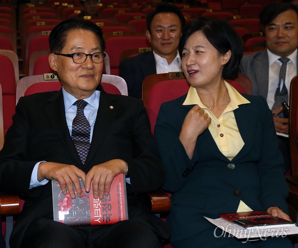  추미애 더불어민주당 대표와 박지원 국민의당 비대위원장이 12일 오후 국회 의원회관에서 열린 '시크릿파일 국정원' 출간 기념 북토크에 참석해 대화하고 있다. 