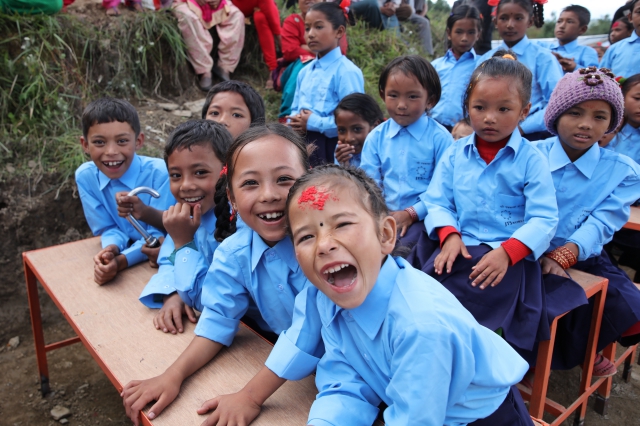 아이들의 웃음 지난 해 발생한 대지진 이후, 학교가 무너져 흙바닥에서 공부하고 있던 아이들이 배우 신민아의 온정으로 아이들의 미소를 되찾게 되었다.