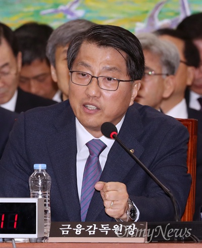 진웅섭 금융감독원장. 사진은 지난해 10월 13일 국회에서 열린 정무위원회 국정감사에서 의원들의 질의에 답하는 모습. 