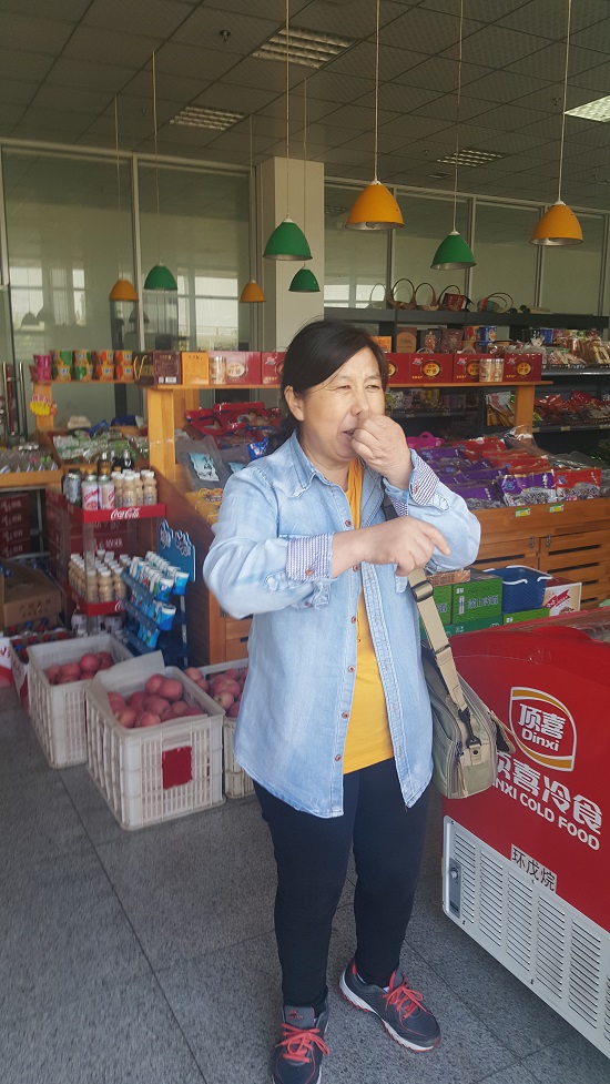 옌타이공항 인근 수퍼에서 만난 한국 안양에서 2012년부터 일하고 있다는 중국인.  
