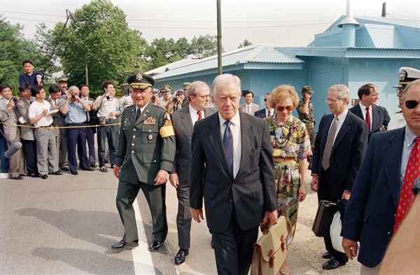 지난 1994년 6월 18일, 북한 핵문제와 관련해 3박 4일의 평양 방문을 마친 지미 카터 전 미 대통령 내외가 판문점을 통해 입국하고 있는 모습.