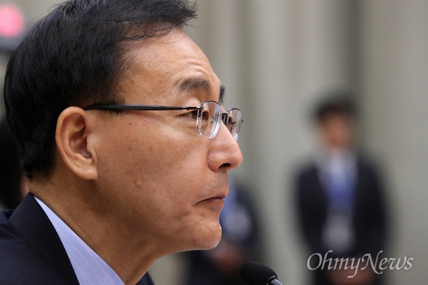 김수남 검찰총장이 13일 오후 서초동 대검찰청에서 열린 국회 법사위 국정감사에서 의원 질의에 답변하고 있다.