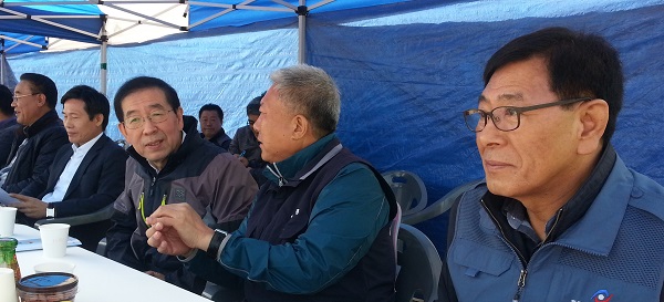박원순 시장이 김동만 한국노총위원장과 대화를 나누고 있다. 오른쪽은 한국노총 서울지역본부 서종수 의장이다.