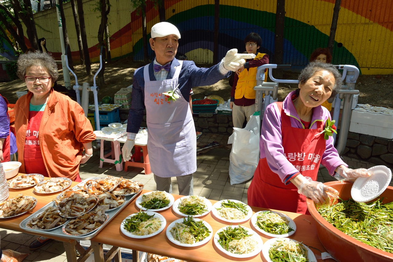 마을 잔치 동자동 사랑방 마을은 얼마 전 추석 잔치를 성황리에 치렀다. 주민활동가들이 밤새 음식을 장만하고 각종 민속 놀이판을 벌였고 온 동네 마을 주민들이 참여하여 점심을 나누어 먹고 숨은 노래 실력을 기똥차게 뽐냈다. 