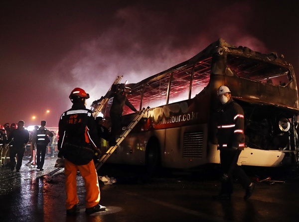 13일 오후 울산시 울주군 언양읍 경부고속도로 언양 JC에서 경주 IC 방향 1㎞ 지점을 달리던 관광버스에 불이 나 10명이 사망했다. 사고 버스가 처참하게 불에 탄 모습. 2016.10.14
 