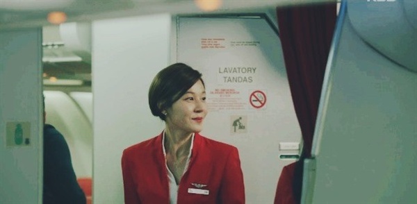 <공항가는 길>에서 김하늘은 승무원 최수아로 등장한다.