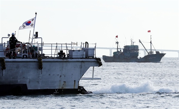 백령도 인근 해상에서 불법조업을 하다가 해경에 나포된 중국어선이 12일 오후 인천시 중구 인천해양경비안전서 전용부두로 들어오고 있다. 이날 해경은 불법조업 중국어선 2척(106t급)을 나포했으며 이들 어선에는 까나리와 잡어 등 어획물 60t이 실려 있었다. 2016.10.12