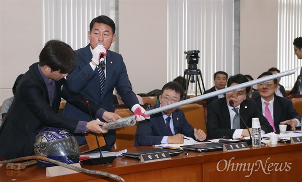 중국선원 사용 무기 꺼내든 황영철 황영철 새누리당 의원이 14일 국회에서 열린 안전행정위원회의 종합감사에서 불법 조업하는 중국 어선에서 발견된 칼과 망치 등 무기를 들어보이고 있다. 