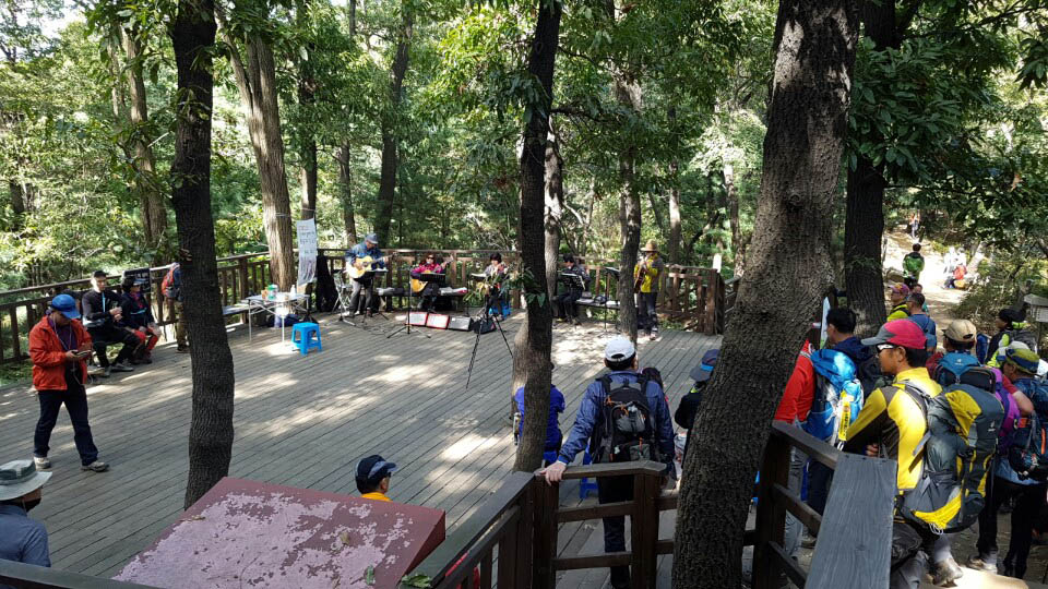  망우산을 지나 용마산 중턱에 벌어진 산속 음악회. 가파른 숨을 고르면서 잠시 쉬어갈 수 있는 장소다.