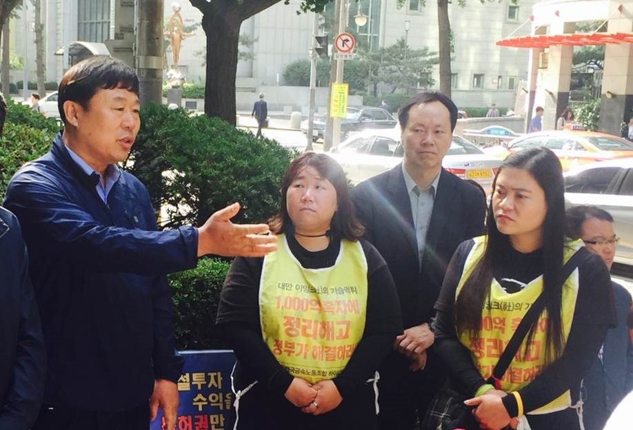 
하이디스 노동자들과 이야기 나누는 김종훈의원 