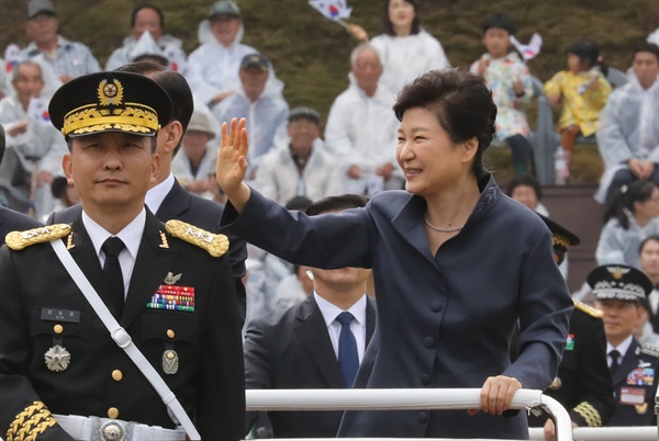  박근혜 대통령이 지난 1일 계룡대에서 열린 제 68주년 국군의 날 행사에서 열병하며 손을 흔들고 있다. 