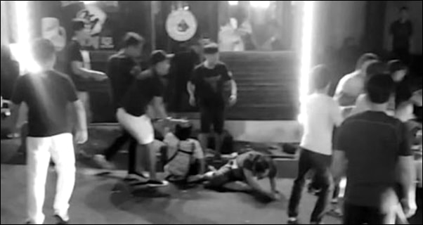 제주를 찾은 중국인 관광객이 식당 주인과 손님을 폭행하는 장면