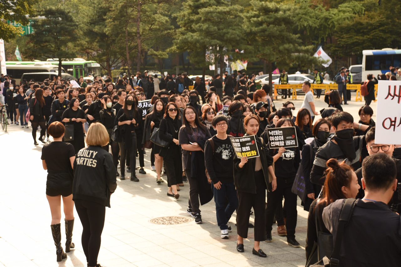 보신각 앞에서 시민들이 낙태죄 반대 검은 시위를 벌이고 있다