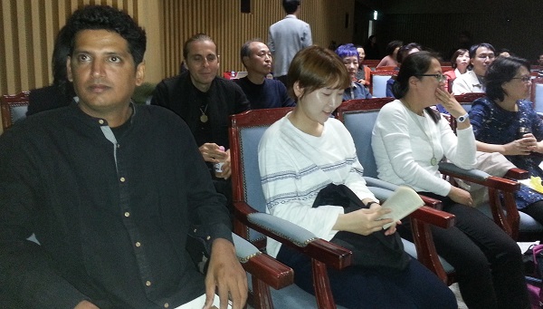 오로빌 공동체 강연을 듣기 위해 온 참석자들이다.
