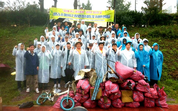 민주노총 철도노조 부산본부 마산지역 조합원 100여명은 16일 오전 마산내서 광려천에서 쓰레기를 줍는 봉사활동을 벌였다.