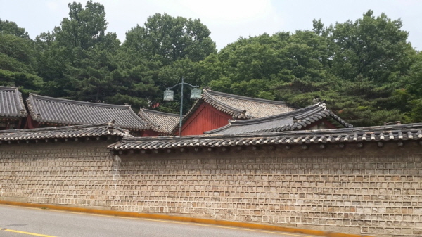 궁정동 무궁화공원과 마주보며 청와대 경내의 남서쪽 모퉁이에 위치한 육상궁(칠궁)