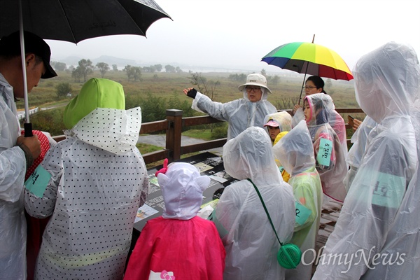 16일 오후 창녕 도천면 송진리 낙동강에서 열린 '생물다양성 증진을 위한 낙동강 생물시민대탐사' 행사에서 참석자들이 낙동강을 살펴보고 있다.