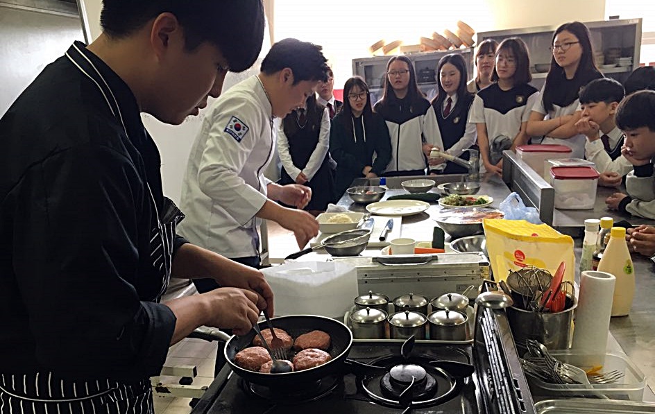 천안 새샘중학교 1학년 학생들이 요리사 진로체험을 위해 연암대학교(천안시 성환읍 수향리)에서  요리체험을 하고 있다.