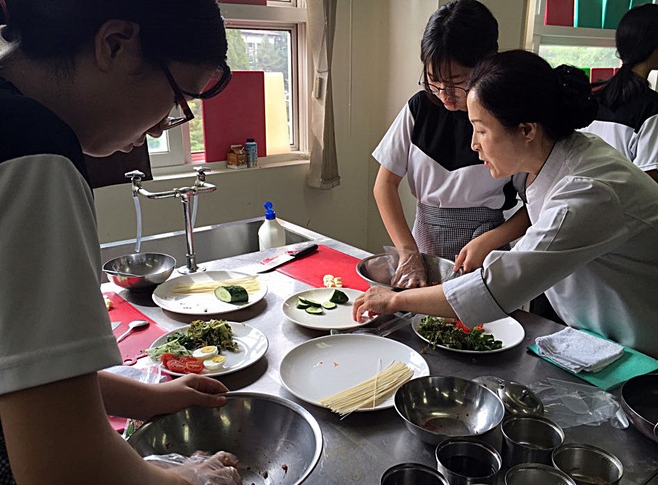 연암대학교(천안시 성환읍 수향리)에서  진로 체험을 위해 요리실습을 하고 있는 천안 새샘중학교 1학년 학생들