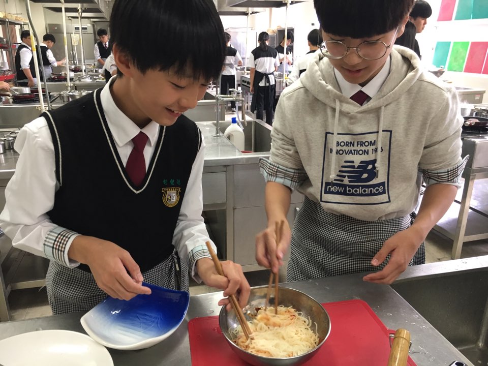 연암대학교(천안시 성환읍 수향리)에서  진로 체험을 위해 요리실습을 하고 있는 천안 새샘중학교 1학년 학생들이 자신들이 만든  음식을 시식하고 있다. 