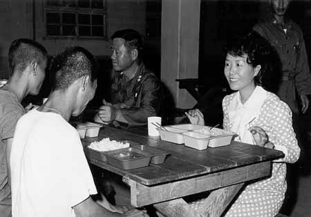 육영수 영부인이 논산훈련소 훈련병과 식사를 함께 하면서 그들의 얘기를 듣고 있다(1972. 9.) .