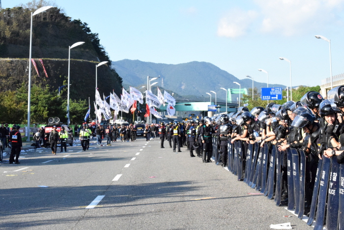 경찰은 형사 34개 팀과 49개 중대, 약 4천여명을 부산신항에 투입했다.