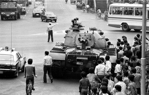 부마민주항쟁 당시 부산 시내에 등장한 탱크.