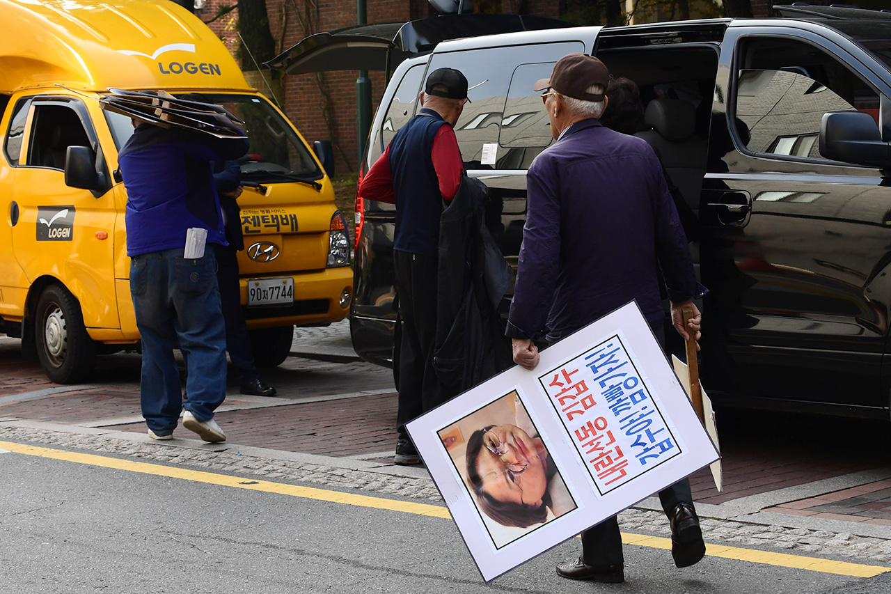  어버이연합 회원들이 18일 오후 서울 중구 세종로 조선일보와 TV조선 건물앞에서 TV조선 '강적들' 의 패널로 출연중인 방송인 김갑수씨의 퇴출을 요구하는 기습 시위를 벌이고 있다.