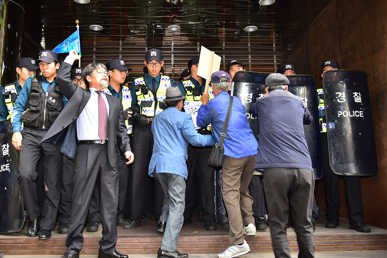 어버이연합 회원들이 18일 오후 서울 중구 세종로 조선일보와 TV조선 건물앞에서 TV조선 '강적들' 의 패널로 출연중인 방송인 김갑수씨의 퇴출을 요구하는 기습 시위를 벌이고 있다.